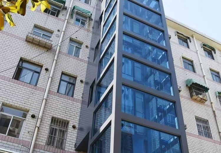 老旧小区加装观光电梯：钢结构井道玻璃幕墙，美观采光佳，解决爬楼难题