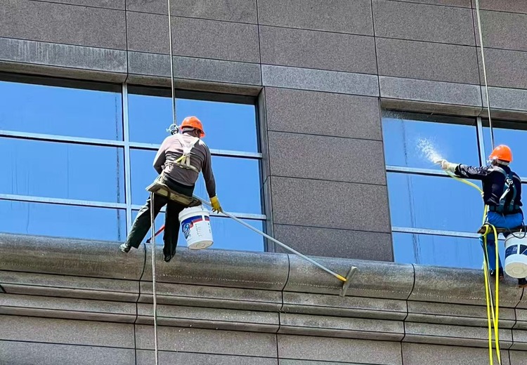 建筑物外墙饱受自然与污染侵蚀，德宝清洗公司提供多样外墙清洗服务