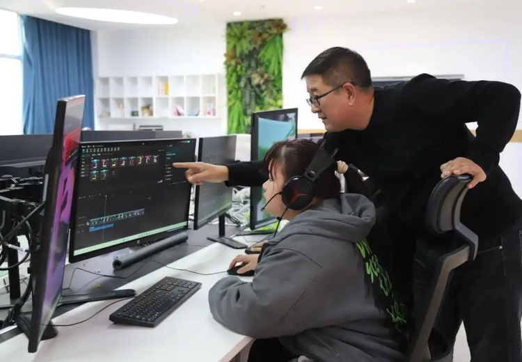 融合人工智能与新媒体运营，培养复合型人才，胜任多岗位适配多领域
