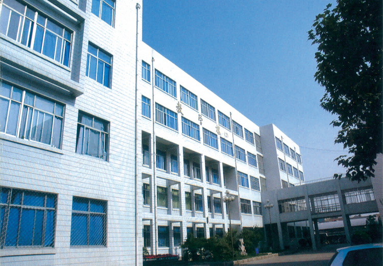 2000年章丘四中教学楼全貌展示，承载岁月记忆，尽显校园独特魅力