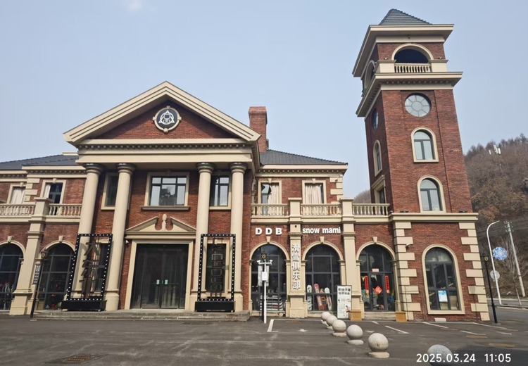 万峰滑雪场：畅享冰雪乐趣，邂逅冬日浪漫，开启一场刺激的滑雪之旅！