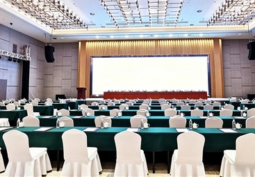 承德市餐桌布 + 椅套（会议场景）