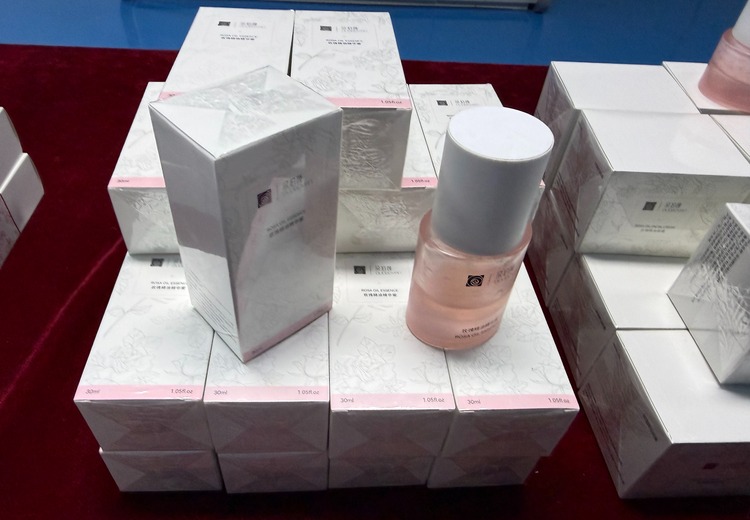 永登苦水重瓣玫瑰精华液：低温萃取小分子，30ml便携装，补水提亮两不误