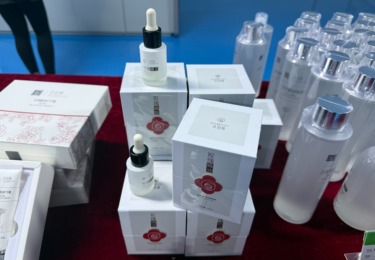 苦水玫瑰全系列护肤产品组合陈列实拍