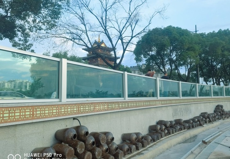 玻璃防洪墙：多层复合安全玻璃打造，外层防护加承重层保障防洪安全