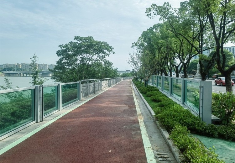 景观式防洪墙：玻璃与铝合金可选，玻璃墙美观实用且具防噪防风功能
