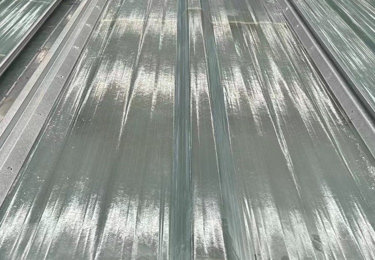 钢边采光板：适配彩钢瓦，防水耐候，施工简易，广泛用于多种屋面采光