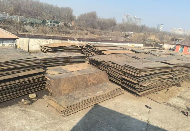 钢板铺路优势多：施工高效、承载强、保护地面，多场景适用且性价比高