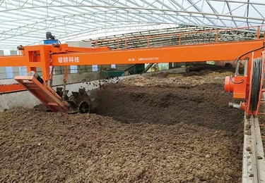 客户大跨度叶轮翻抛机工作现场