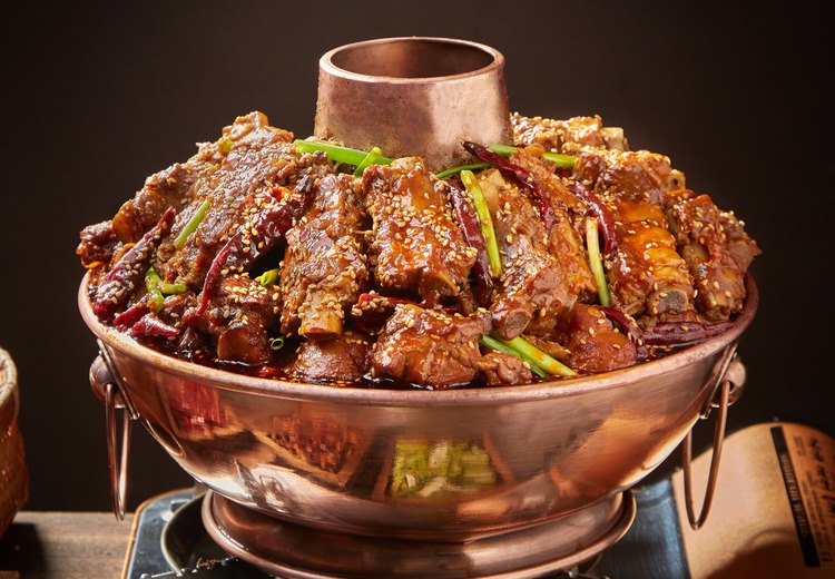 鲜香排骨火锅鸡，肉质鲜嫩滋味足，一口就爱上的特色美味等你来尝！