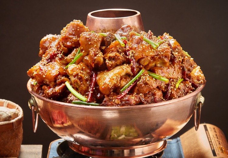 鲜香四溢！猪蹄火锅鸡，肉香与汤鲜融合，一口就爱上的特色美食！