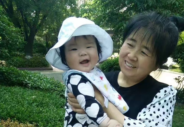 专业贴心照顾小孩，负责日常起居、陪伴成长，长大后接送上学