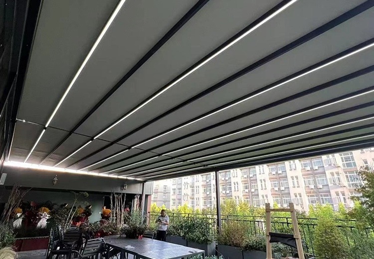伸缩雨棚：多材质构建，原理直观，适用于庭院、商业等多场景