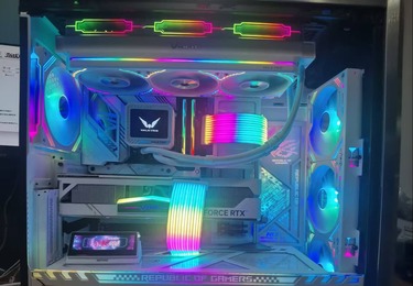 纯白 ROG 神光同步旗舰水冷主机定制案例
