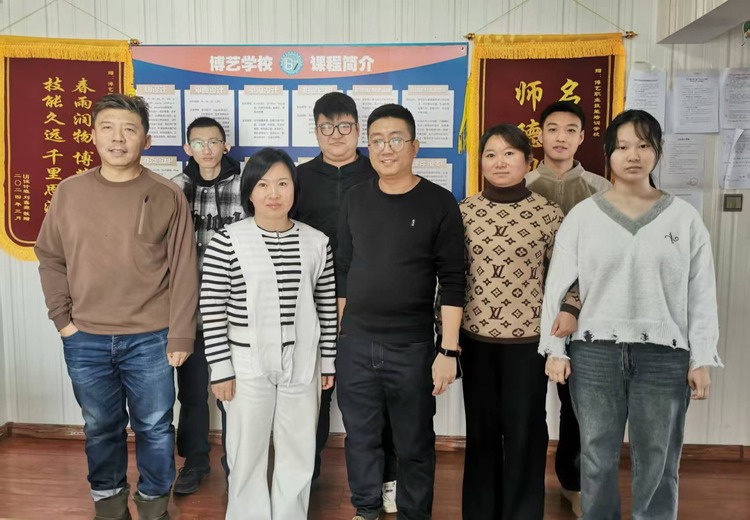 毕业时刻：定格青春回忆，一张合照见证同窗情谊与校园时光的落幕