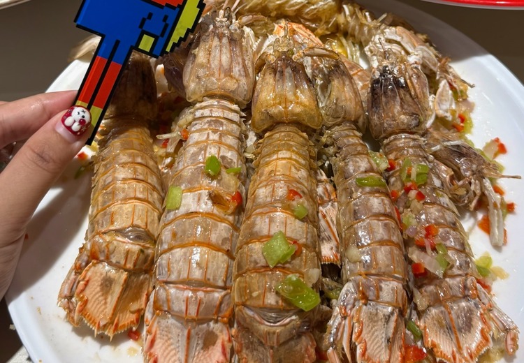 金黄酥脆椒盐皮皮虾，店内贴心剪边服务，为您畅享美味提供便捷！