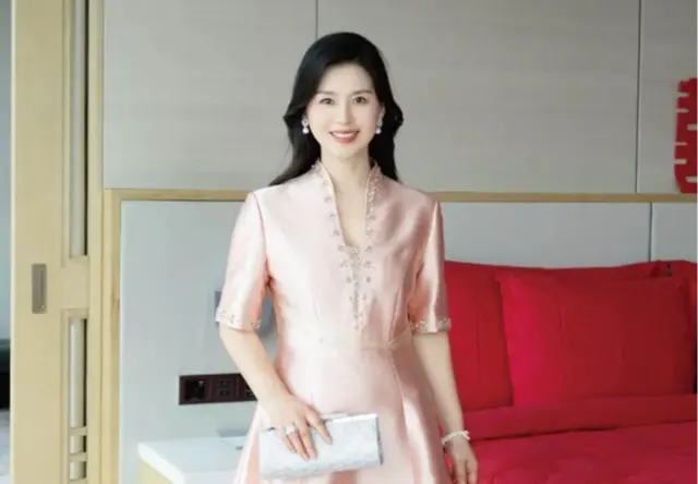 谁说妈妈不能穿粉色礼服？美从不被年龄定义