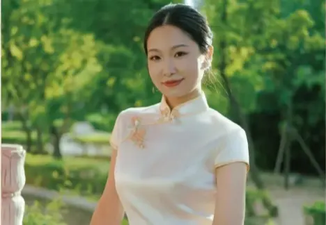 新中式旗袍｜把东方诗意穿在身上