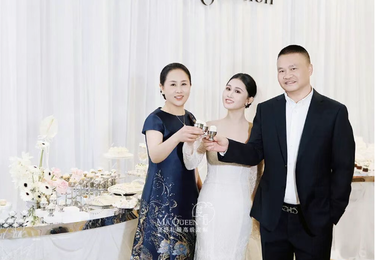 新娘主婚纱、母亲新中式改良旗袍、父亲商务正装礼服