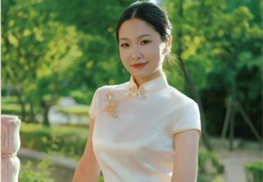 室内晚宴双场景的浅色系改良旗袍，温婉素雅