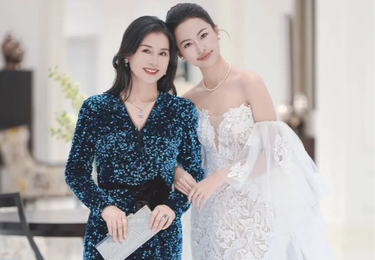 新娘蕾丝鱼尾主纱、母亲深蓝色亮片长袖晚宴礼服