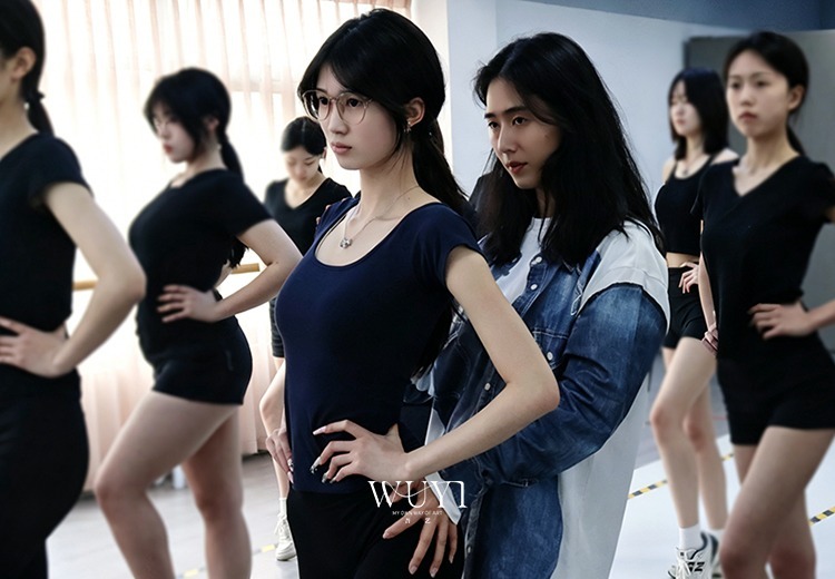 专业与形体双目标：步态造型均衡佳，体态柔韧活力足