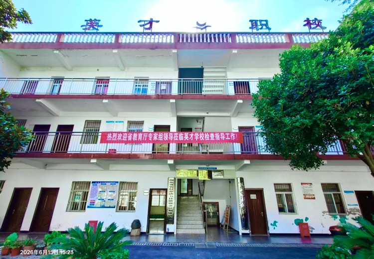 多领域场景下的复杂交互与特征展现，涵盖生物、物理等多方面因素