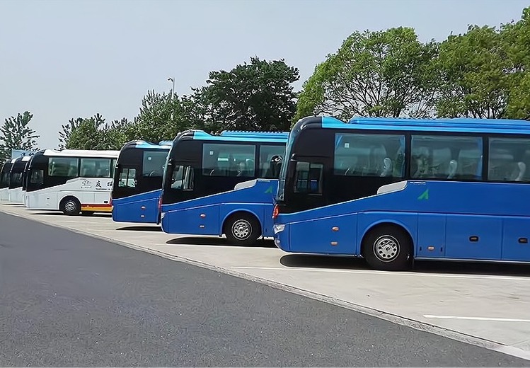 大巴车