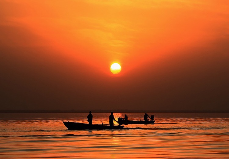 龙羊峡黄昏游船观光 赏库区落日湖景特色文旅体验