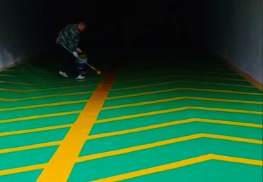 实力团队自主施工，一站式打造高品质商业车库环氧地坪系统