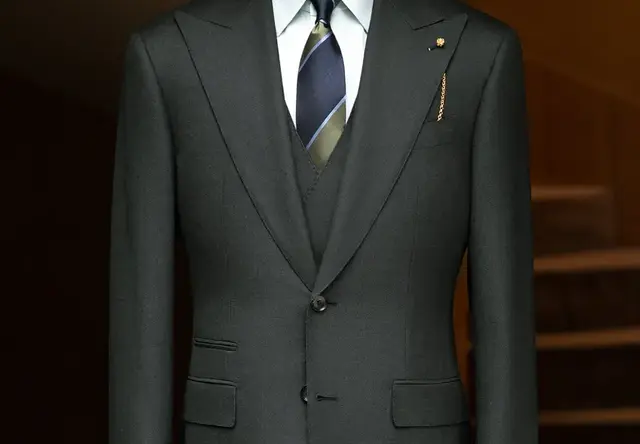 灰色系定制西服