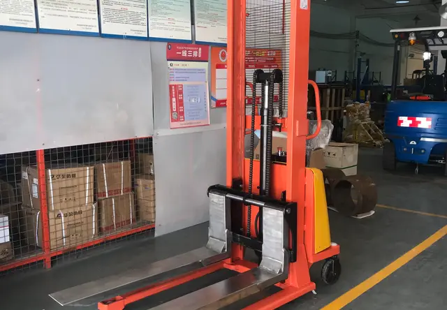 防爆半电动堆垛车