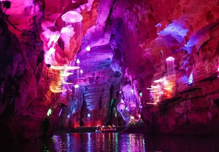 水莲洞地下暗河溶洞游船观光