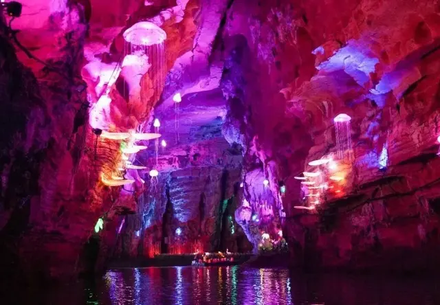 水莲洞地下暗河溶洞游船观光