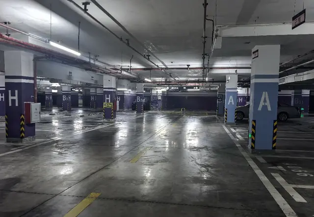 鹏盛商务地下停车场