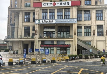 鹏盛商务地下停车场