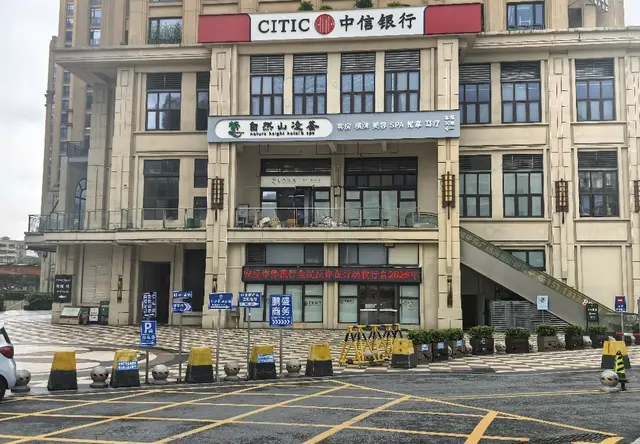 鹏盛商务地下停车场