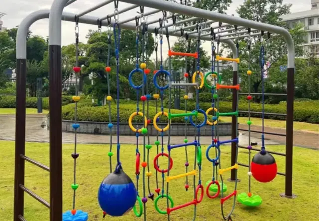 幼儿园秋千攀爬