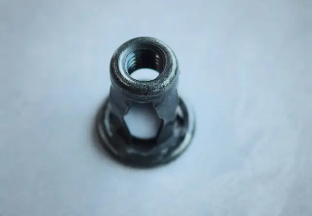 膨胀螺母