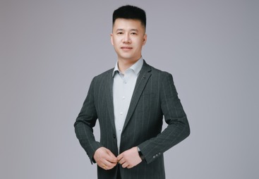 伟伦家居创始人郑伟全，少年孤身闯长春，二十余年深耕全屋定制实业，打造万平自有生产展厅基地；身兼省青企