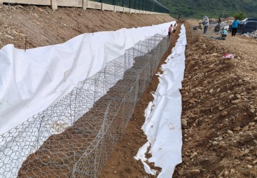河道石笼网护坡防渗