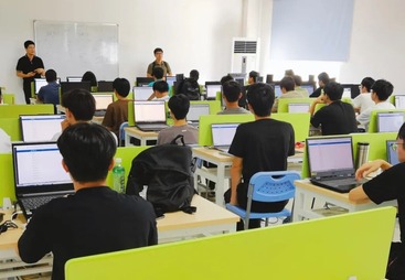 第一代 AI 原住民大学生，毕业后迎来职场暴击