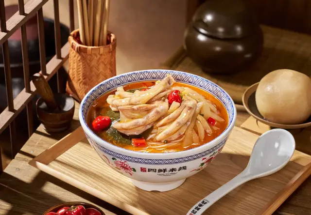 酸萝卜鸭掌米线