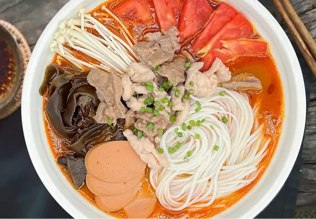 茄辣四鲜米线